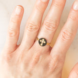 Raro anello rosario antico in oro giallo 18K con onice e perline bianche, fine ‘800/inizio ‘900