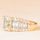 Anello a fascia vintage in oro giallo e bianco 14K con topazi azzurri trattati (2.30ctw ca.), anni ‘70