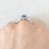 Anello a margherita vintage in oro bianco 18K con tanzanite (2.30ct ca.) e diamanti di taglio brillante (0.20ctw ca.), anno ‘70/‘80