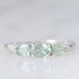 Trilogy vintage in oro bianco 9K con zaffiri verde sintetici (0.80ctw ca.) e diamanti, anni ‘90