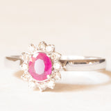 Anello a margherita vintage in oro bianco 18K con rubino (0.42ct ca.) e diamanti (0.12ctw ca.), anni ‘70/‘80