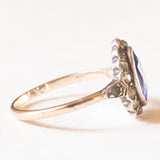 Anello a margherita antico in oro giallo 8K e argento con zaffiro (1.40ct ca.) e paste di vetro bianche, primi del ‘900
