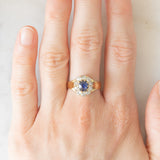 Anello a margherita antico in oro giallo 14K con zaffiro (0.40ct ca.) e diamanti di taglio vecchia miniera (0.70ctw ca.), anni ‘20/‘30