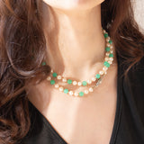 Collana vintage con filo di perle bianche e sfere di crisoprasio e con chiusura in oro bianco 8K con perla bianca, anni ‘70