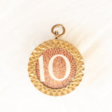 Ciondolo “Emergency Money” in oro giallo 9K e con banconota da 10 scellini, anno 1966