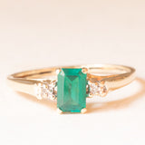 Trilogy vintage in oro giallo 9K con smeraldo sintetico (0.40ct ca.) e diamanti (0.02ctw ca.), anni ‘60/‘70