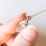 Collana vintage con catenina in oro giallo 9K e con ciondolo a margherita in oro giallo e bianco 9K con quarzo verde e diamanti, anni ‘70/‘80