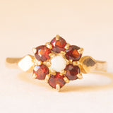 Anello a fiore vintage in oro giallo 9K con opale (0.05ct ca.) e granati (0.36ctw ca.), anno 1975