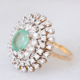 Anello a margherita in oro giallo e bianco o 9K con smeraldo (0.80ct ca.) e diamanti (0.78ctw ca.), anni ‘70
