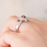 Anello a fiore vintage in platino con rubini (0.63ctw) e diamanti (0.85ctw), anni ‘90/anno ‘2000