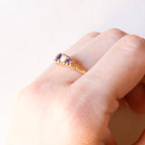 Anello veretta vintage in oro giallo 9K con opali (0.20ctw ca.) e ametista (0.40ctw ca.), anni ‘70