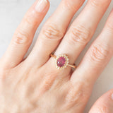 Anello a margherita vintage in oro giallo 14K con rubino (1.50ct ca.) e diamanti (0.16ctw ca.), anni ‘70/‘80