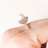 Anello a margherita vintage in oro bianco 14K con perla bianca e diamanti di taglio brillante (0.30ctw ca.), anni ‘50/‘60