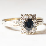 Anello a margherita vintage in oro bianco 18K con zaffiro (0.40ct ca.) e diamanti (0.10ctw ca.), anni ‘70