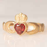 Anello Claddagh in oro giallo 9K e granato di taglio a cuore (0.45ct ca.), anno 1990