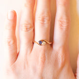 Toi et Moi antico in oro giallo 14K con zaffiro (0.25ct ca.) e diamante di taglio vecchia miniera (0.25ct ca.), anni ‘10/‘20