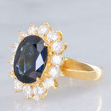 Anello a margherita vintage in oro giallo 18K con zaffiro (4.40ct ca.) e diamanti di taglio brillante (1.68ctw ca.), anni ‘70/‘80