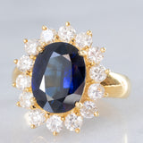 Anello a margherita vintage in oro giallo 18K con zaffiro (4.40ct ca.) e diamanti di taglio brillante (1.68ctw ca.), anni ‘70/‘80