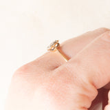 Anello a fiore antico in oro giallo e bianco 14K con diamanti di taglio vecchia miniera (0.14ctw ca.), anni ‘10