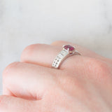 Anello a fascia vintage in platino con rubino (0.60ct) e diamanti (0.60ctw), anni ‘80
