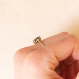 Anello a fiore vintage in oro giallo 9K con zaffiri (0.40ctw ca.) e diamante, anno 1992