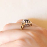 Anello a margherita vintage in oro giallo e bianco 9K con zaffiro (1ct ca.) e diamanti (0.05ctw ca.), anno 1989