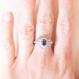 Anello vintage in oro bianco 18K con zaffiro (0.50ct ca.) e diamanti di taglio brillante (0.36ctw ca.), anni ‘50/‘60