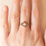 Anello vintage in stile antico in oro giallo 9K con opale (0.20ct ca.) e rubini sintetici (0.30ctw ca.), anni ‘80