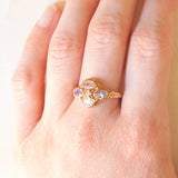 Anello vintage in oro giallo 9K con zirconi cubici rosa e viola e con zircone cubico bianco, anni ‘60/‘70