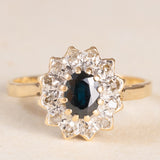 Anello a margherita vintage in oro giallo e bianco 9K con zaffiro (0.60ct ca.) e diamanti (0.12ctw ca.), anno 1982