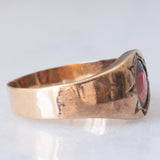 Anello chevalier retrò in oro giallo 14K con granato (1ct ca.), anni ‘40