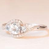 Anello vintage in oro bianco 9K con acquamarine (0.40ctw ca.) e diamanti (0.08ctw ca.), anni ‘80/‘90