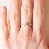 Anello vintage in oro bianco 14K con diamante centrale di taglio marquise (0.25ct ca.) e con diamanti laterali di taglio brillante (0.16ctw ca.), anni ‘70