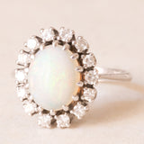 Anello a margherita vintage in oro bianco 14K con opale (1.70ct ca.) e diamanti di taglio brillante (0.40ctw ca.), anni ‘60