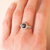 Anello a margherita vintage in oro bianco 14K con perla nera e diamanti di taglio brillante (0.40ctw ca.), anni ‘70