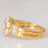 *RISERVATO* SALDO Anello a margherita vintage in oro giallo 18K con diamanti di taglio brillante e di taglio baguette (1ctw ca.), anni ‘70