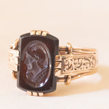 Anello vintage in oro giallo 14K con corniola incisa con profilo di soldato romano, anni ‘50/‘60