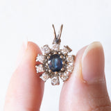 Ciondolo vintage in oro bianco 14K con zaffiro (0.50ct ca.) e diamanti di taglio brillante (0.40ctw ca.), anni ‘70