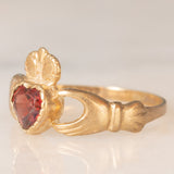 Anello Claddagh in oro giallo 9K e granato di taglio a cuore (0.45ct ca.), anno 1990