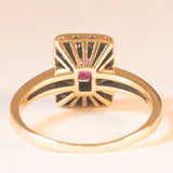 Anello vintage in oro giallo 18K con rubino (0.30ct ca.) e diamanti di taglio carré (0.42ctw ca.), anni ‘80