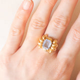 Anello vintage a fiocco in oro giallo 18K con spinello azzurro sintetico (2.50ct ca.), anni ‘50