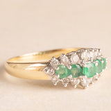 Anello vintage in oro giallo e bianco 14K con smeraldi (0.34ctw ca.) e diamanti (0.30ctw ca.), anni ‘70