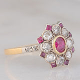 Anello a fiore antico in oro giallo 14K e argento con rubini (0.40ctw ca.) e diamanti di taglio vecchia miniera (0.65ctw ca.), primi del ‘900