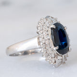 Anello a margherita vintage in platino con zaffiro (4.74ct) e diamanti (0.86ctw), anni ‘80