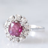 Anello a margherita vintage in oro bianco 14K con rubino (1.15ct ca.) e diamanti (0.15ctw ca.), anni ‘70