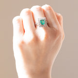 Anello a margherita francese vintage in platino e in oro bianco 18K con smeraldo (0.90ct ca.) e diamanti (0.70ctw ca.), anni ‘50/‘60
