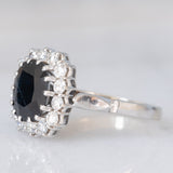 Anello a margherita in oro bianco 14K con zaffiro (3.50ct ca.) e diamanti di taglio brillante (0.56ctw ca.), anni ‘70