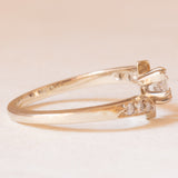 Anello vintage in oro bianco 14K con diamante centrale di taglio marquise (0.25ct ca.) e con diamanti laterali di taglio brillante (0.16ctw ca.), anni ‘70