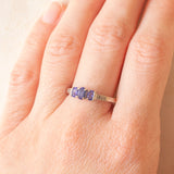 Trilogy vintage in oro bianco 9K con tanzaniti (0.50ct ca.) e diamanti (0.03ctw ca.), anni ‘80/‘90