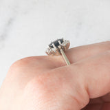 Anello a margherita vintage in oro bianco 14K con zaffiro (1ct ca.) e diamanti (0.24ctw ca.), anni ‘60/‘70